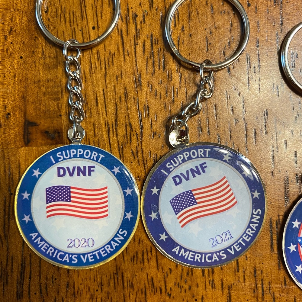 5 keychains, 3 disabled veterans, 1 American flag, 1 Purple Heart foundation - Picture 2 of 8